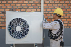 Professionnel qui répare une pompe à chaleur